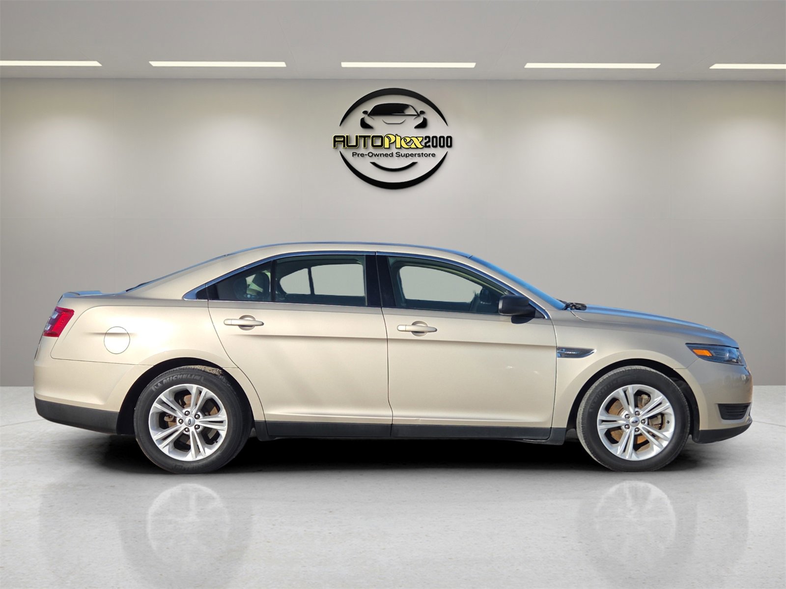 Used 2018 Ford Taurus SE image 8