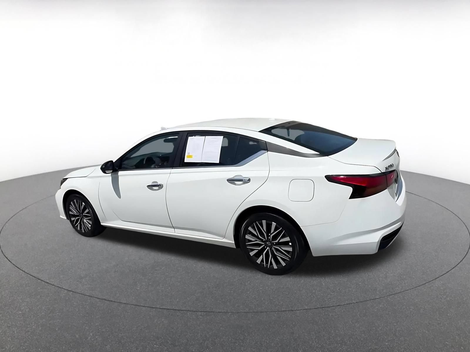 Used 2025 Nissan Altima 2.5 SV FWD image 9
