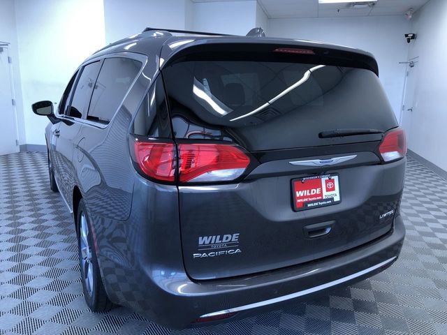 Used 2018 Chrysler Pacifica Limited w/ Tire & Wheel Group FWD image 13