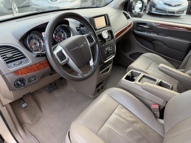 Used 2012 Chrysler Town & Country Touring-L w/ Entertainment Group #2 FWD image 10