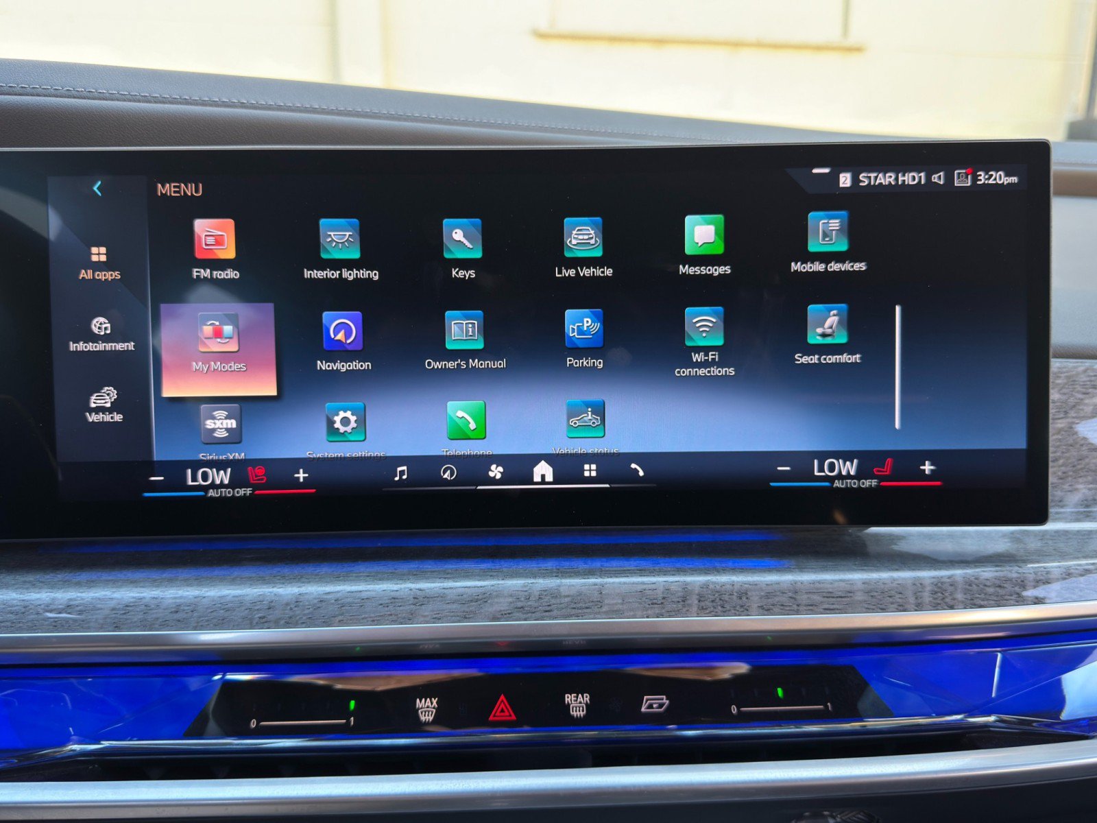 Used 2024 BMW 740i w/ Premium Package 2 RWD image 30