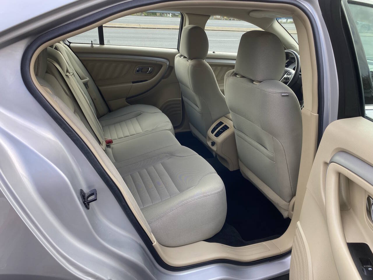 Used 2017 Ford Taurus SE FWD image 12