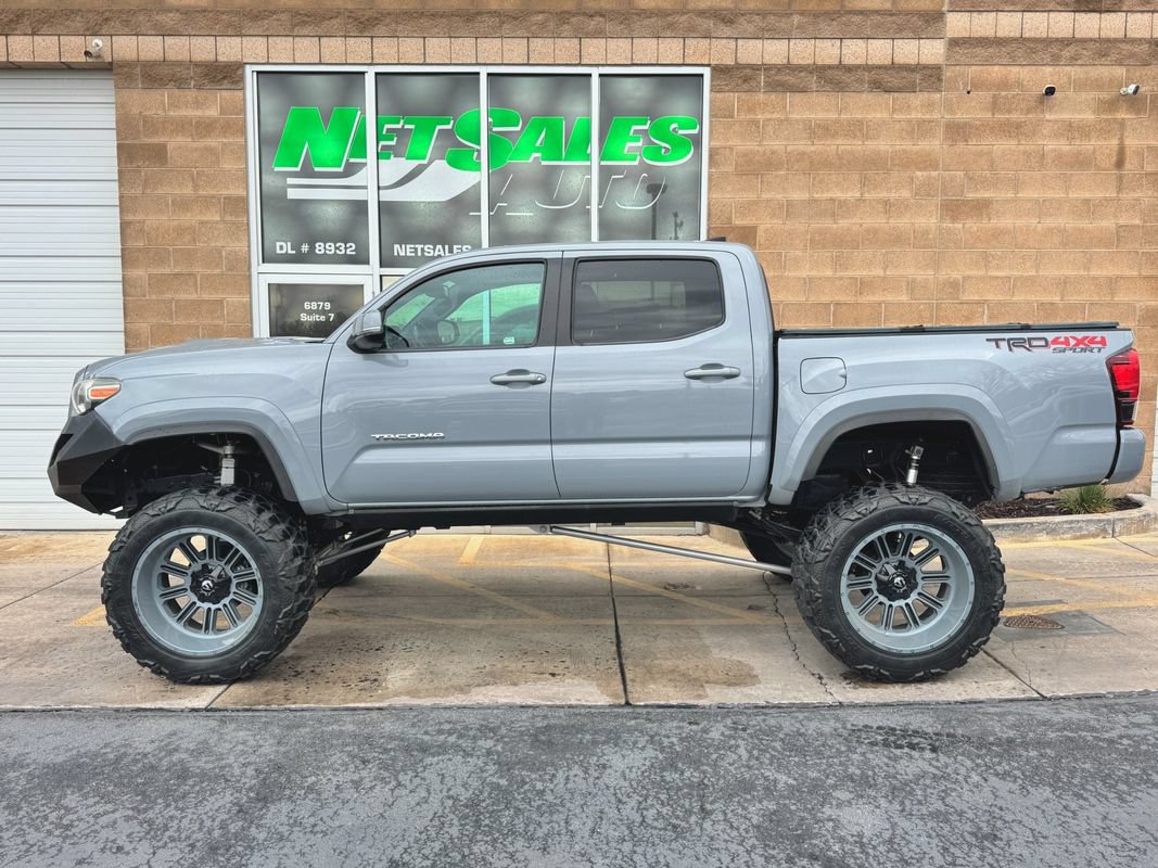 Used 2019 Toyota Tacoma TRD Sport AWD/4WD image 2