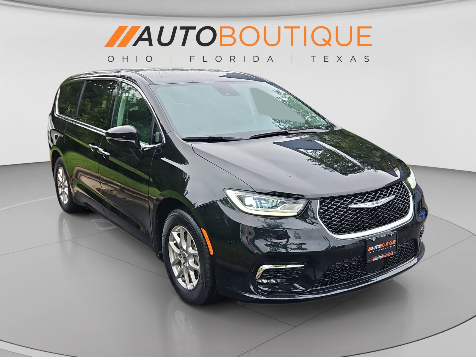 Used 2024 Chrysler Pacifica Touring-L FWD image 7
