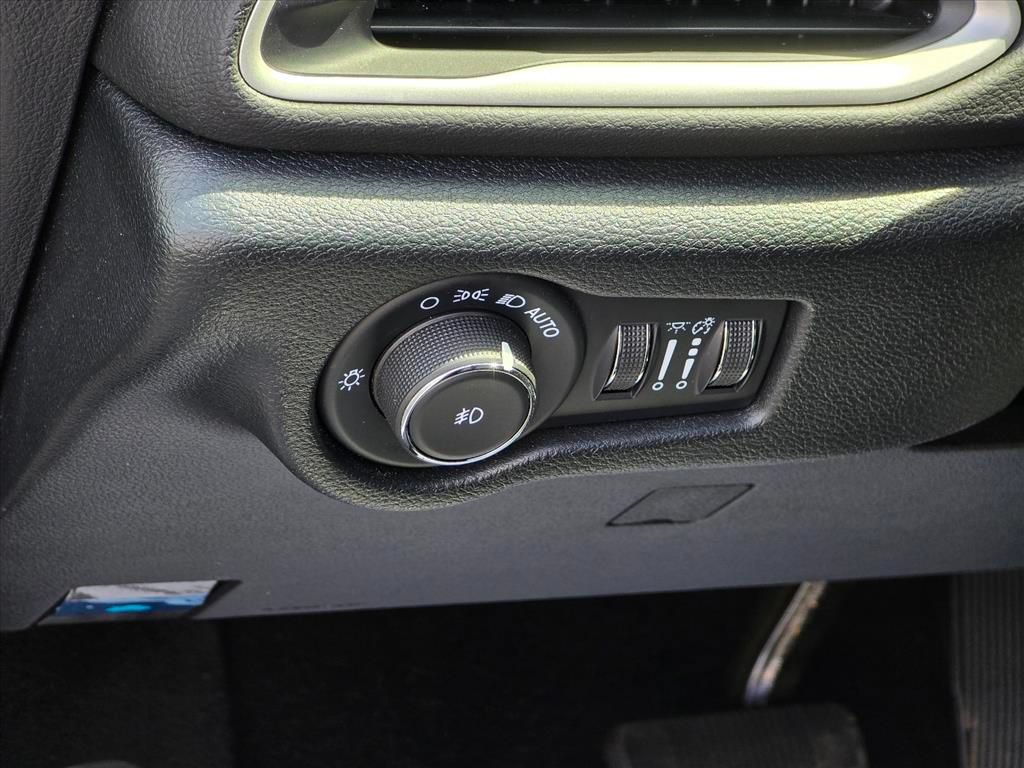 Used 2025 Chrysler Pacifica Select FWD image 8
