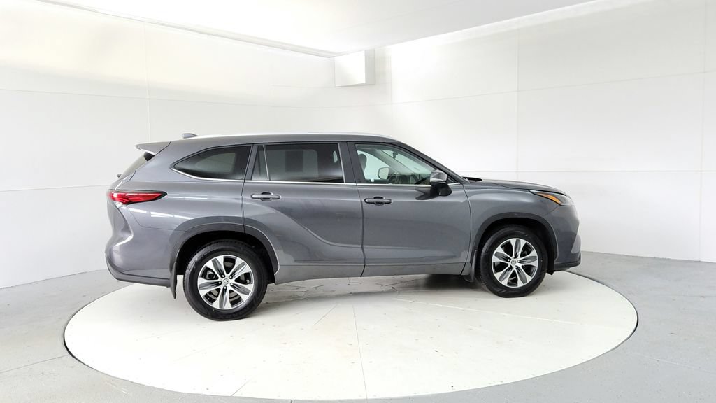 Used 2023 Toyota Highlander XLE AWD/4WD image 6