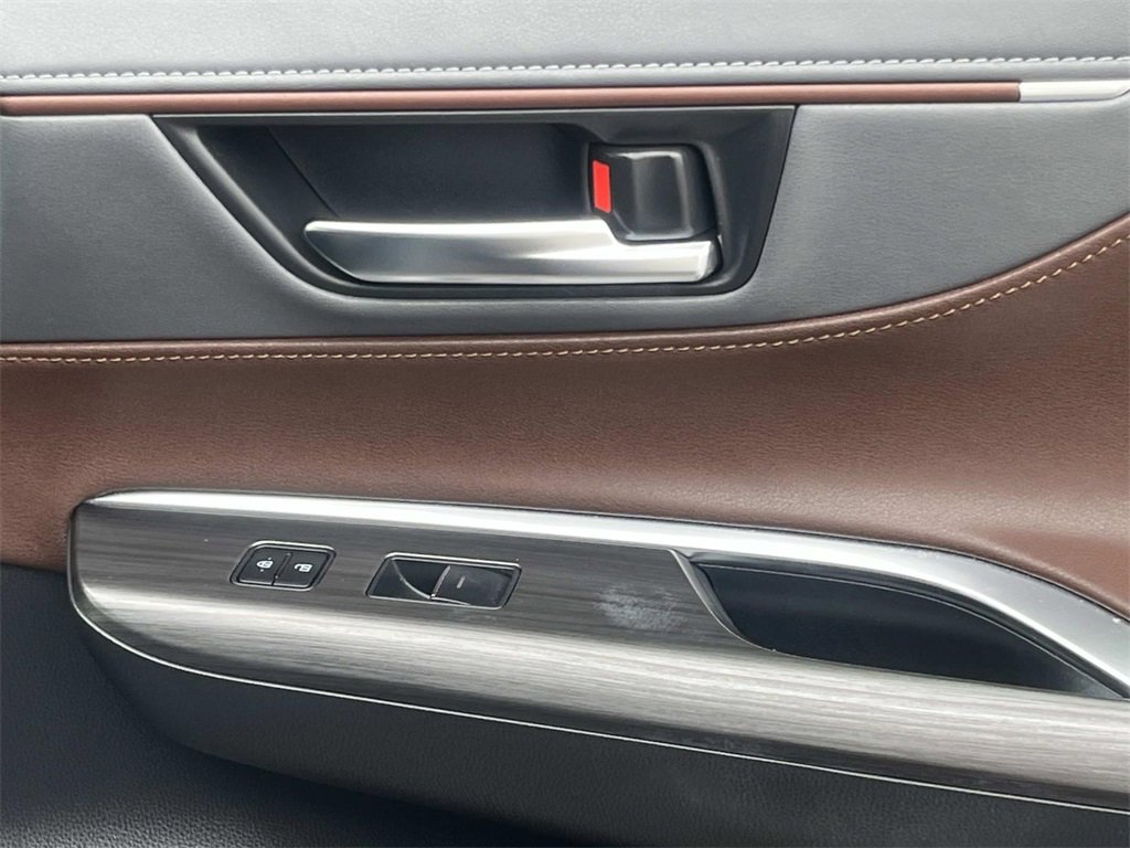 Used 2022 Toyota Venza XLE image 20