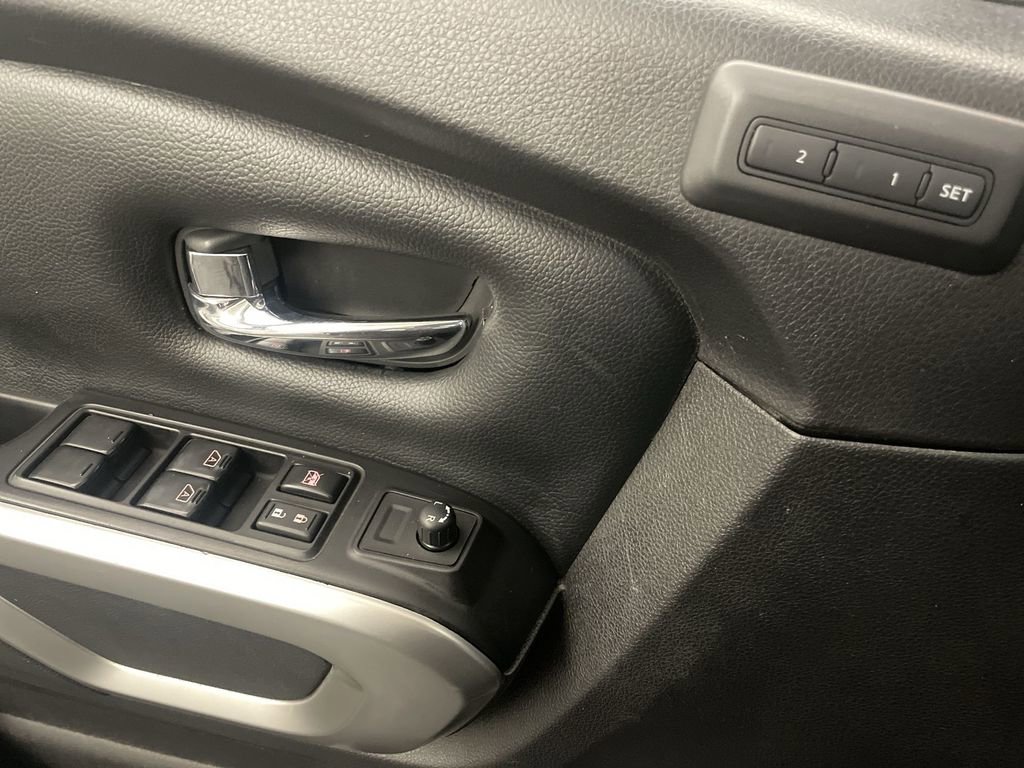 Used 2016 Nissan Titan SL image 17