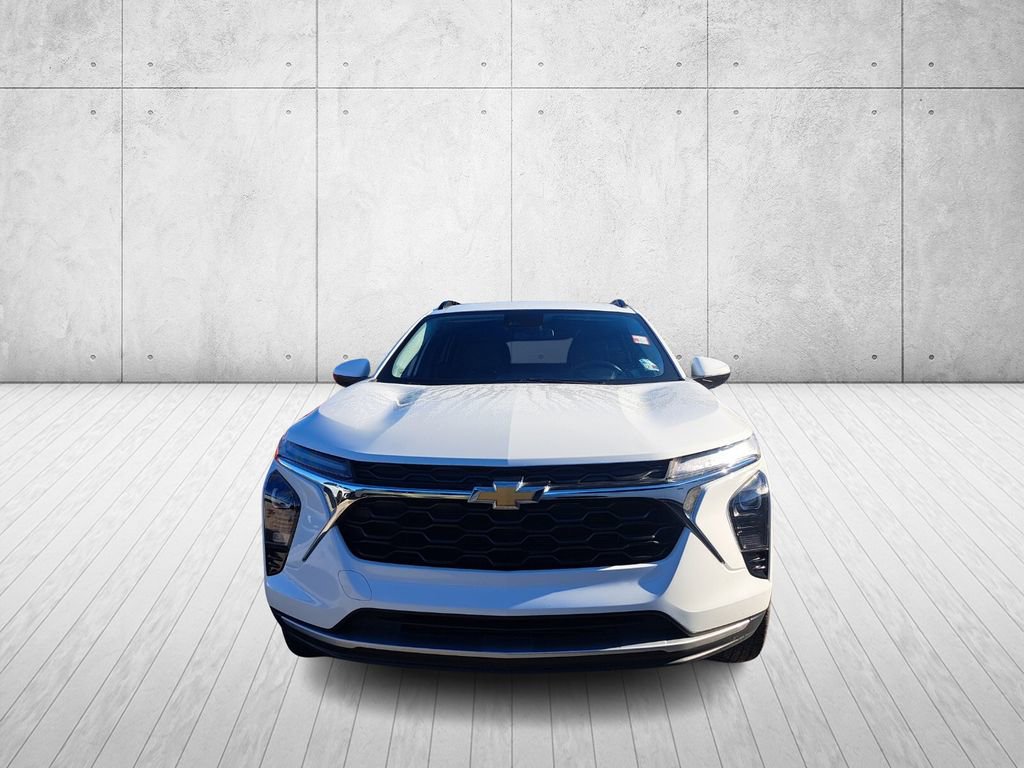 Used 2025 Chevrolet Trax LT image 2