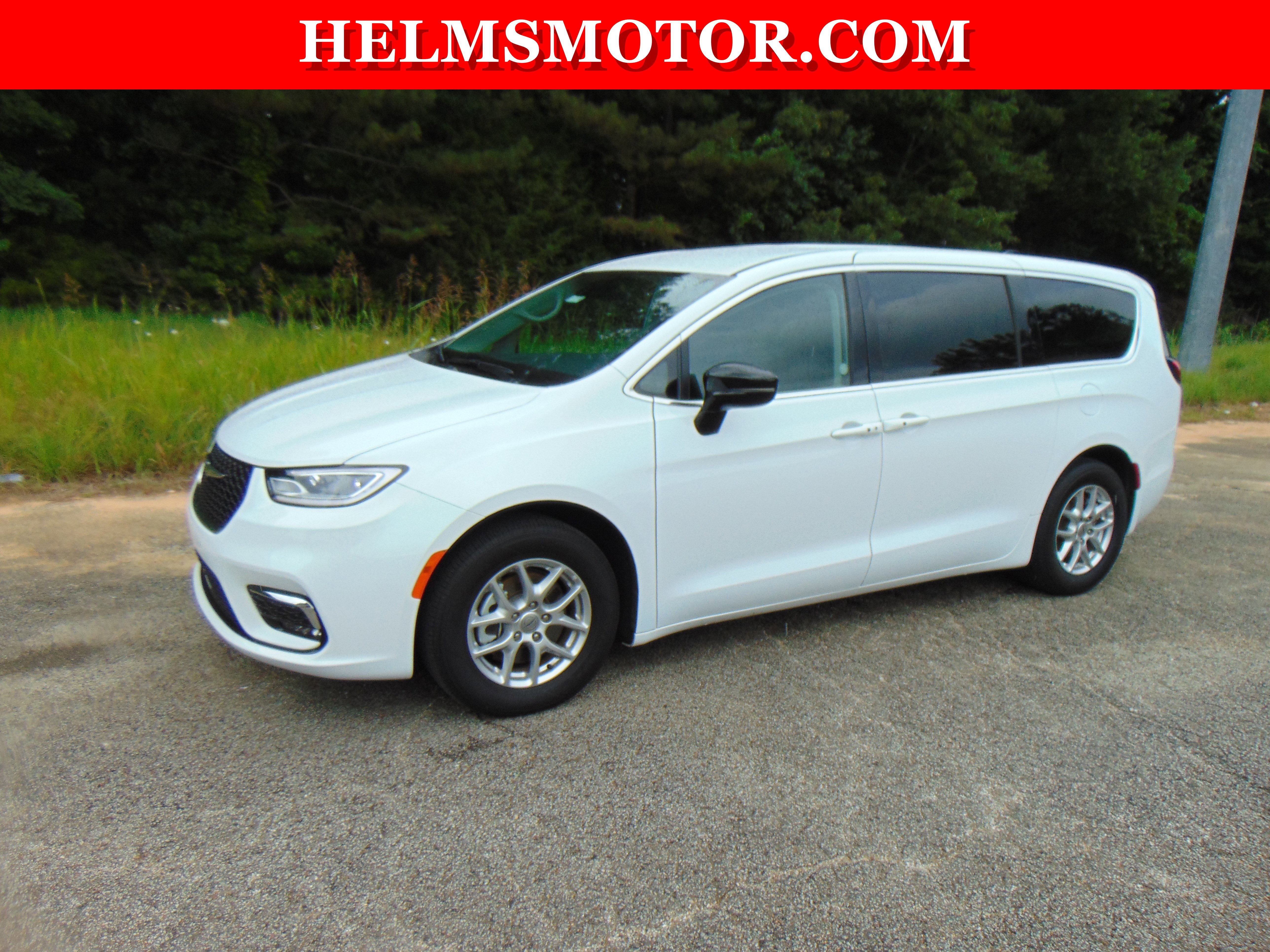 Used 2024 Chrysler Pacifica Touring-L image 8