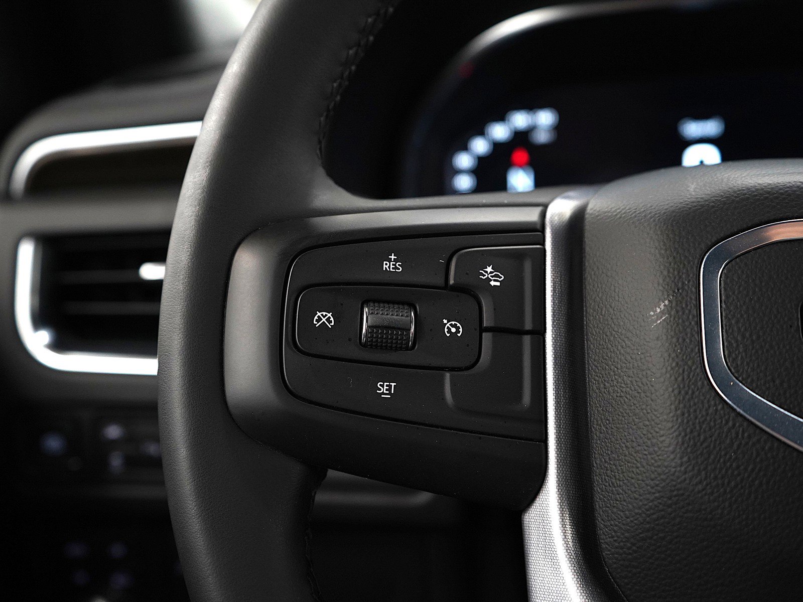 Used 2024 GMC Yukon SLE image 26