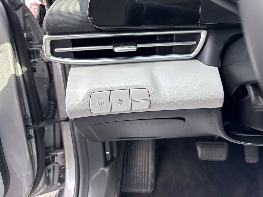 Used 2025 Hyundai Elantra Limited image 39