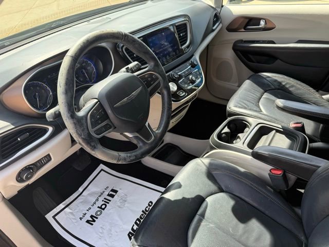Used 2017 Chrysler Pacifica Touring-L FWD image 16