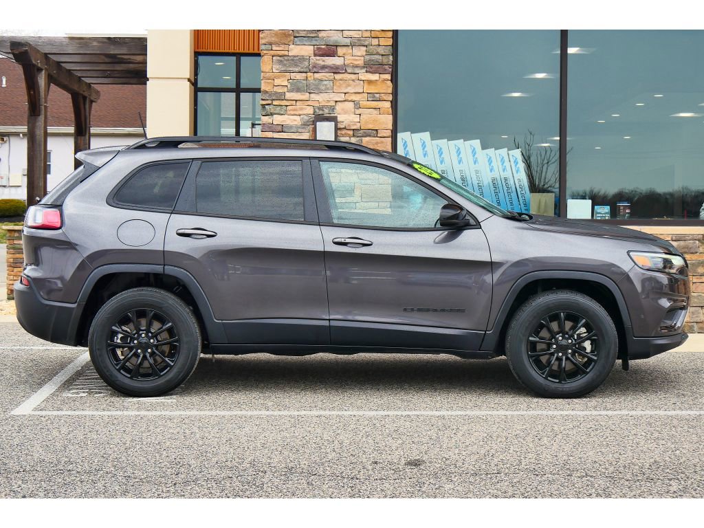 Used 2023 Jeep Cherokee Altitude Lux w/ Lux Elite Package image 2