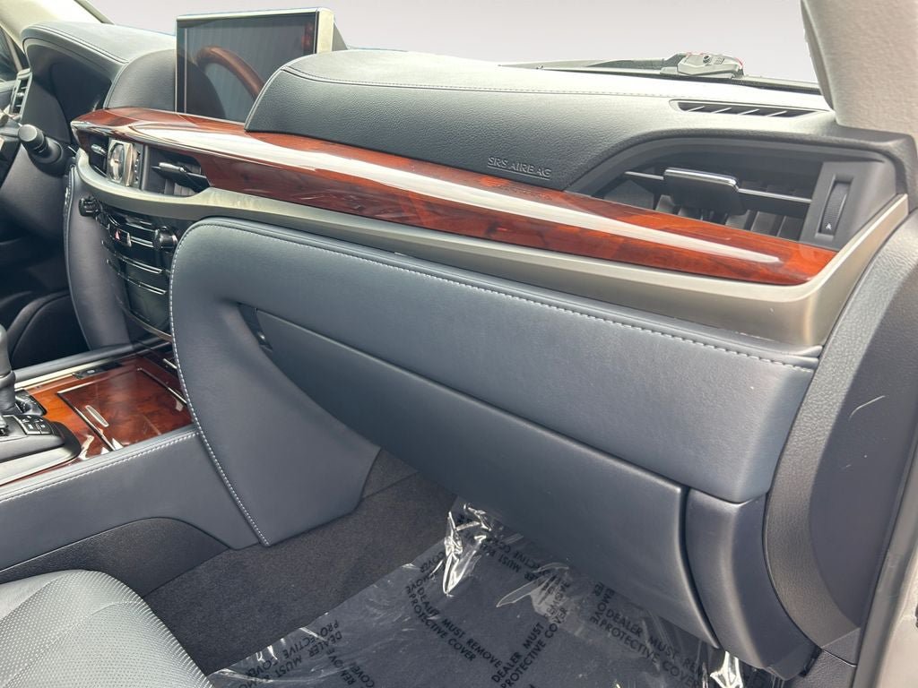 Used 2021 Lexus LX 570 4WD w/ Luxury Package image 26