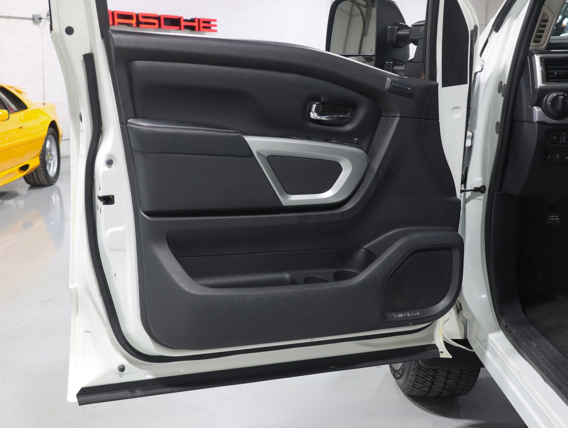 Used 2017 Nissan Titan PRO-4X w/ Pro-4x Convenience Package image 78