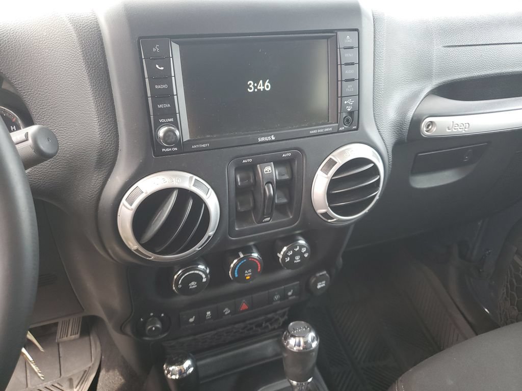 Used 2016 Jeep Wrangler Unlimited Sahara w/ Connectivity Group AWD/4WD image 15