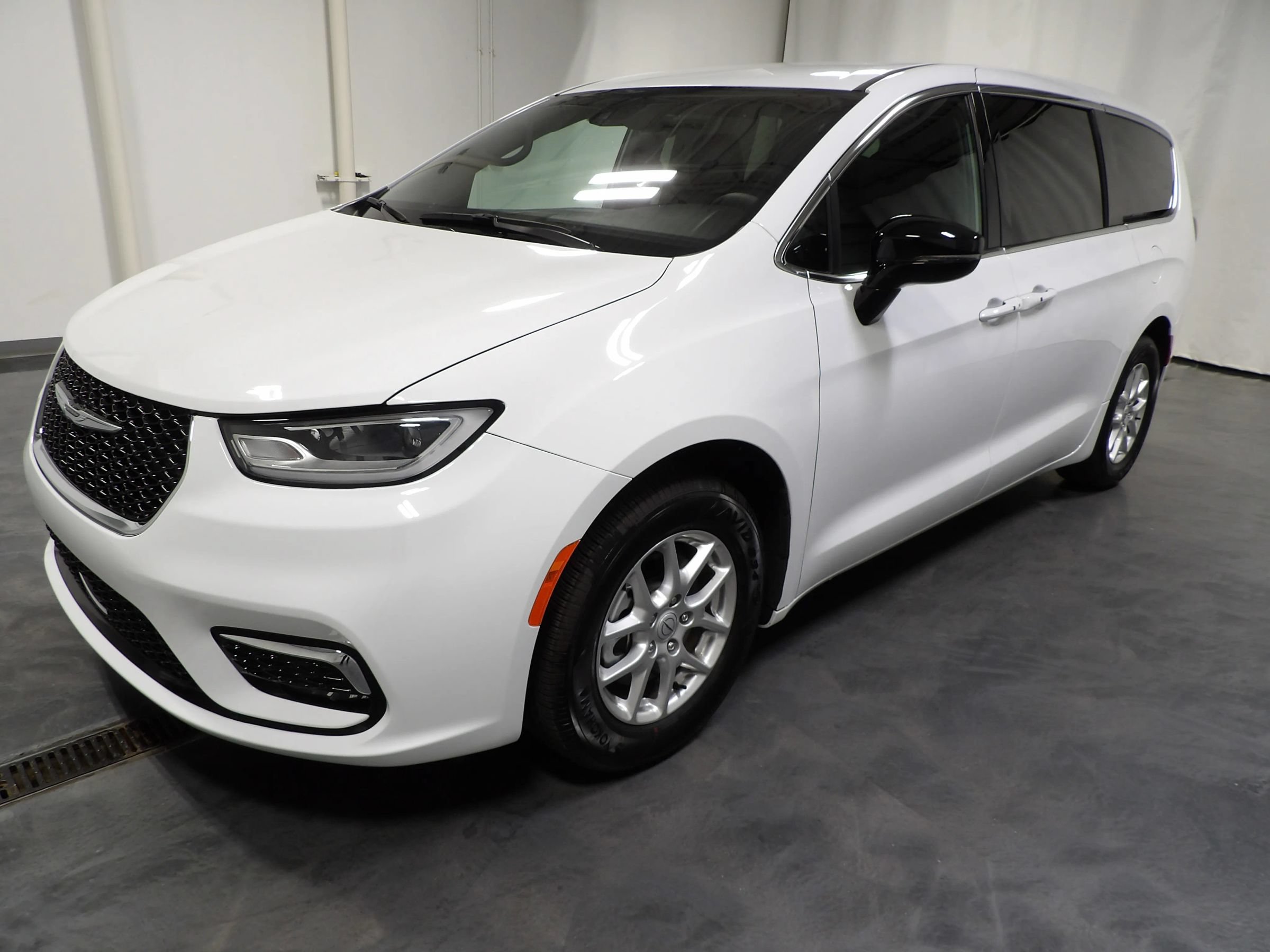 Used 2025 Chrysler Pacifica Select FWD image 3