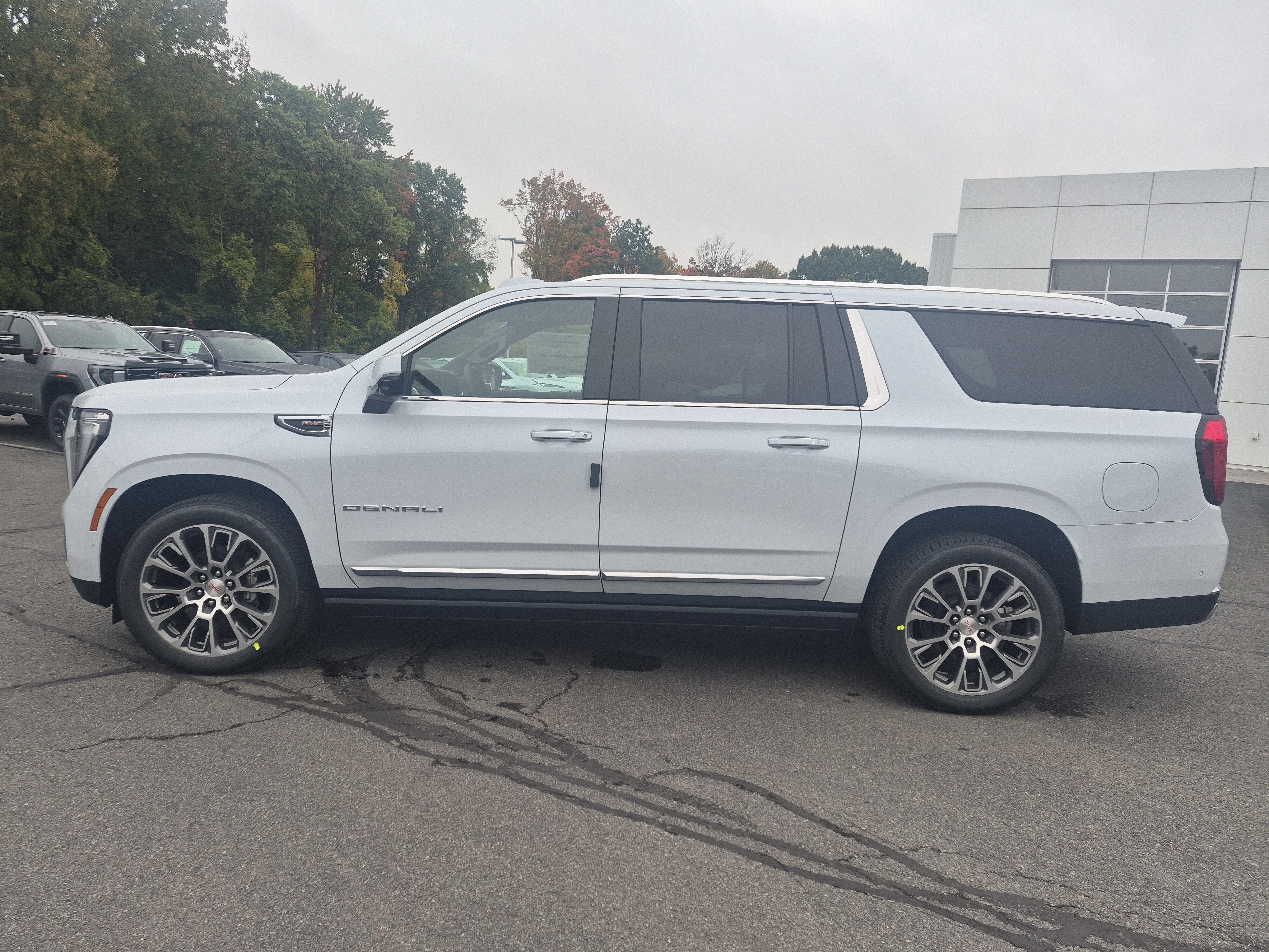 New 2027 GMC Yukon XL Denali w/ Denali Reserve Package AWD/4WD image 2