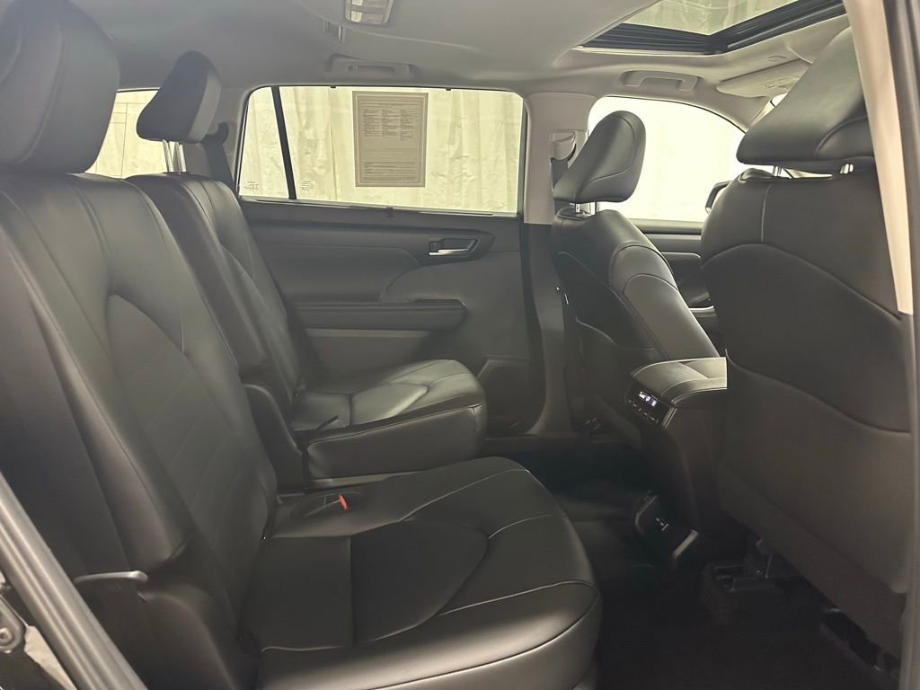 Used 2025 Toyota Highlander XLE image 60
