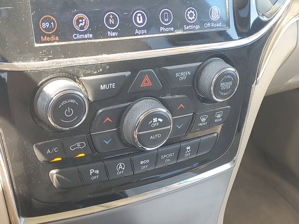 Used 2020 Jeep Grand Cherokee Overland AWD/4WD image 30