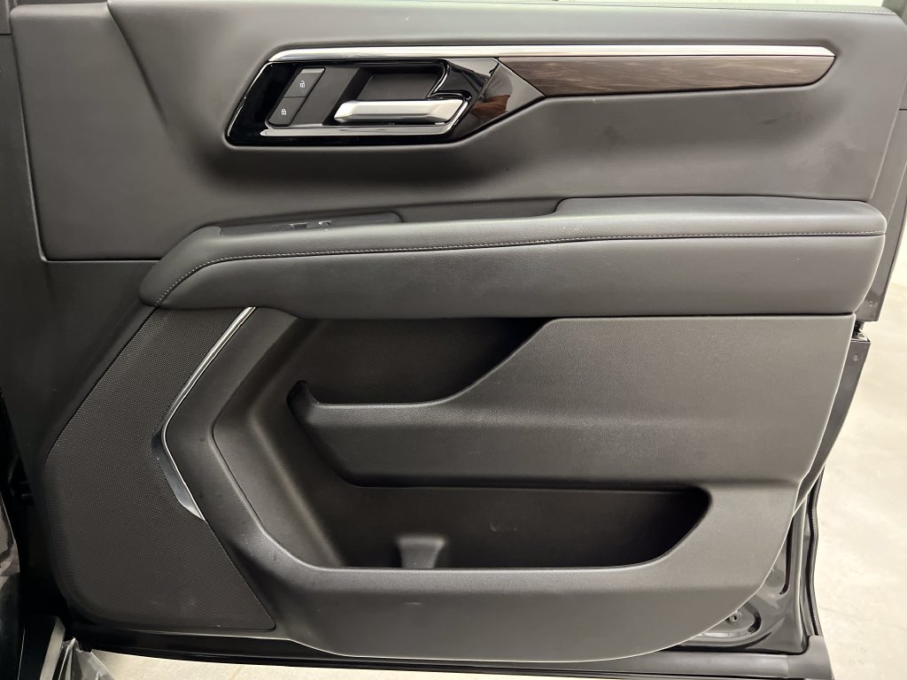 Used 2025 Chevrolet Suburban LT RWD image 37