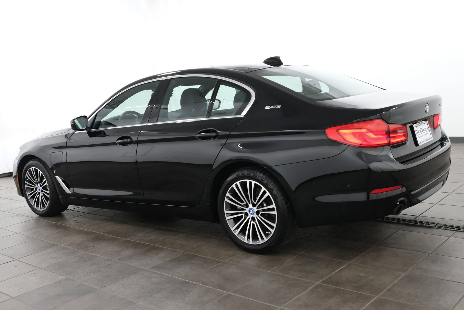 Used 2019 BMW 530e xDrive w/ Premium Package AWD/4WD image 4