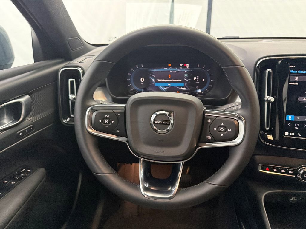 Used 2023 Volvo XC40 B5 Core image 25