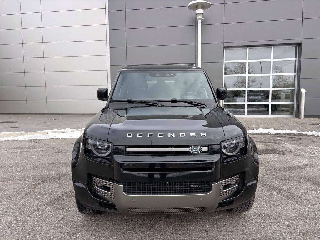 Used 2023 Land Rover Defender 130 X-Dynamic SE image 2