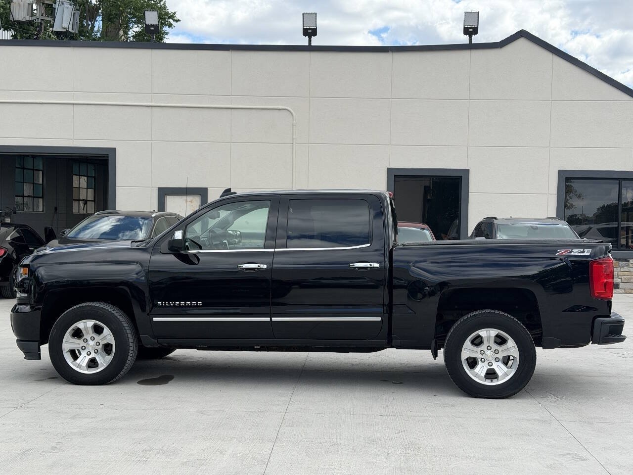 Used 2017 Chevrolet Silverado 1500 LTZ Z71 w/ LTZ Plus Package AWD/4WD image 5