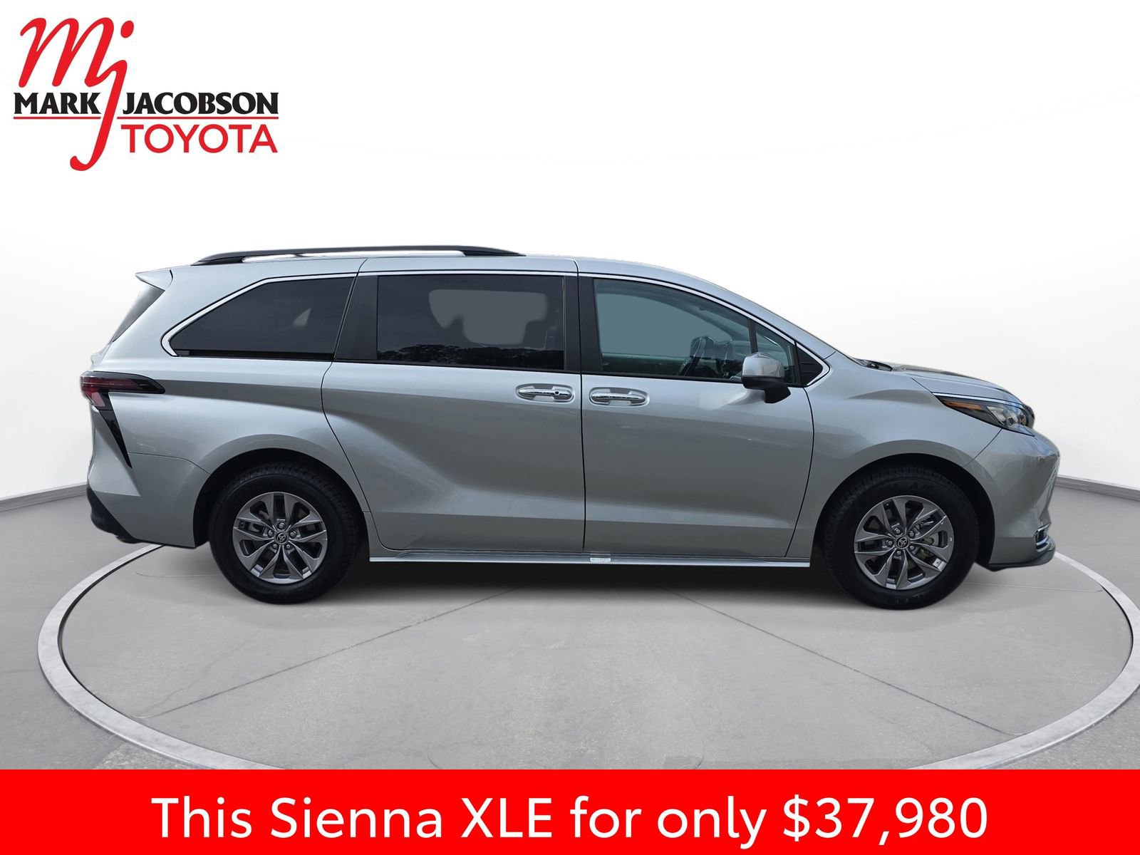 Used 2024 Toyota Sienna XLE image 7