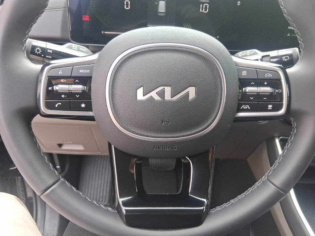 Certified 2026 Kia Carnival FWD image 11