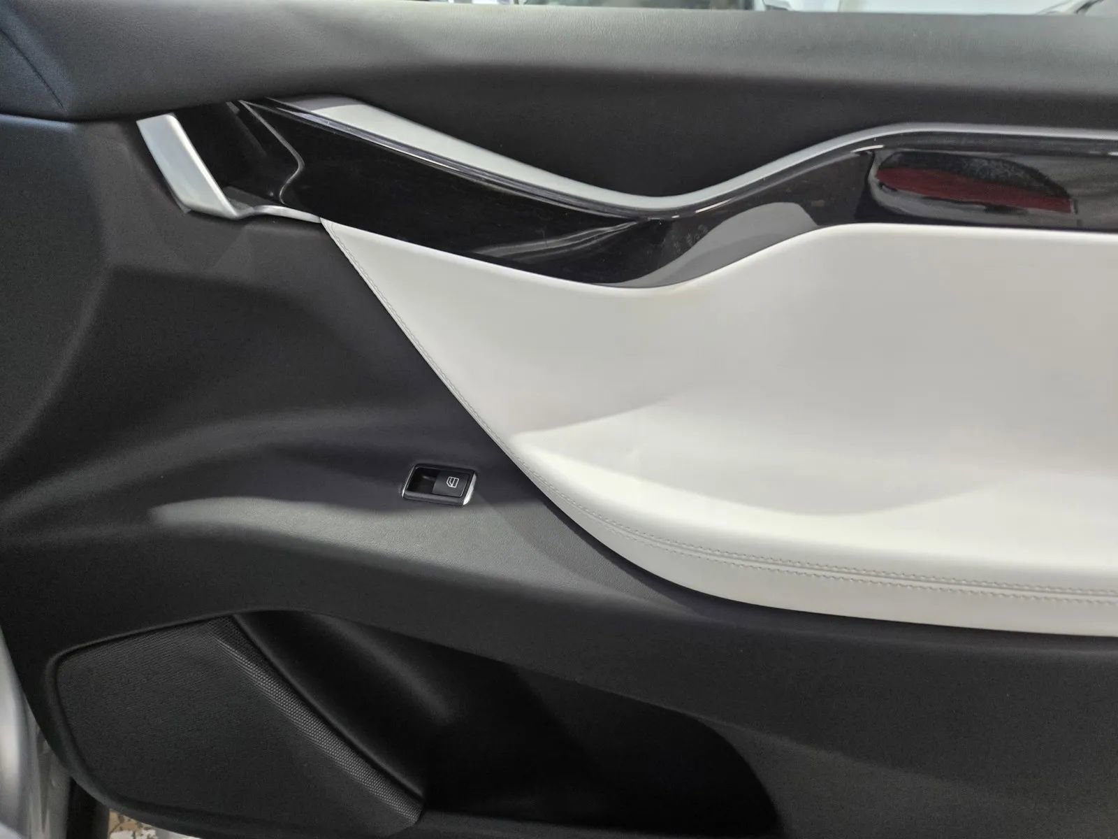 Used 2018 Tesla Model X 75D image 6