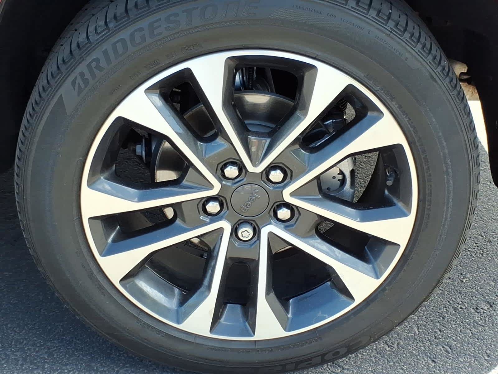 Used 2023 Jeep Grand Cherokee Overland AWD/4WD image 11