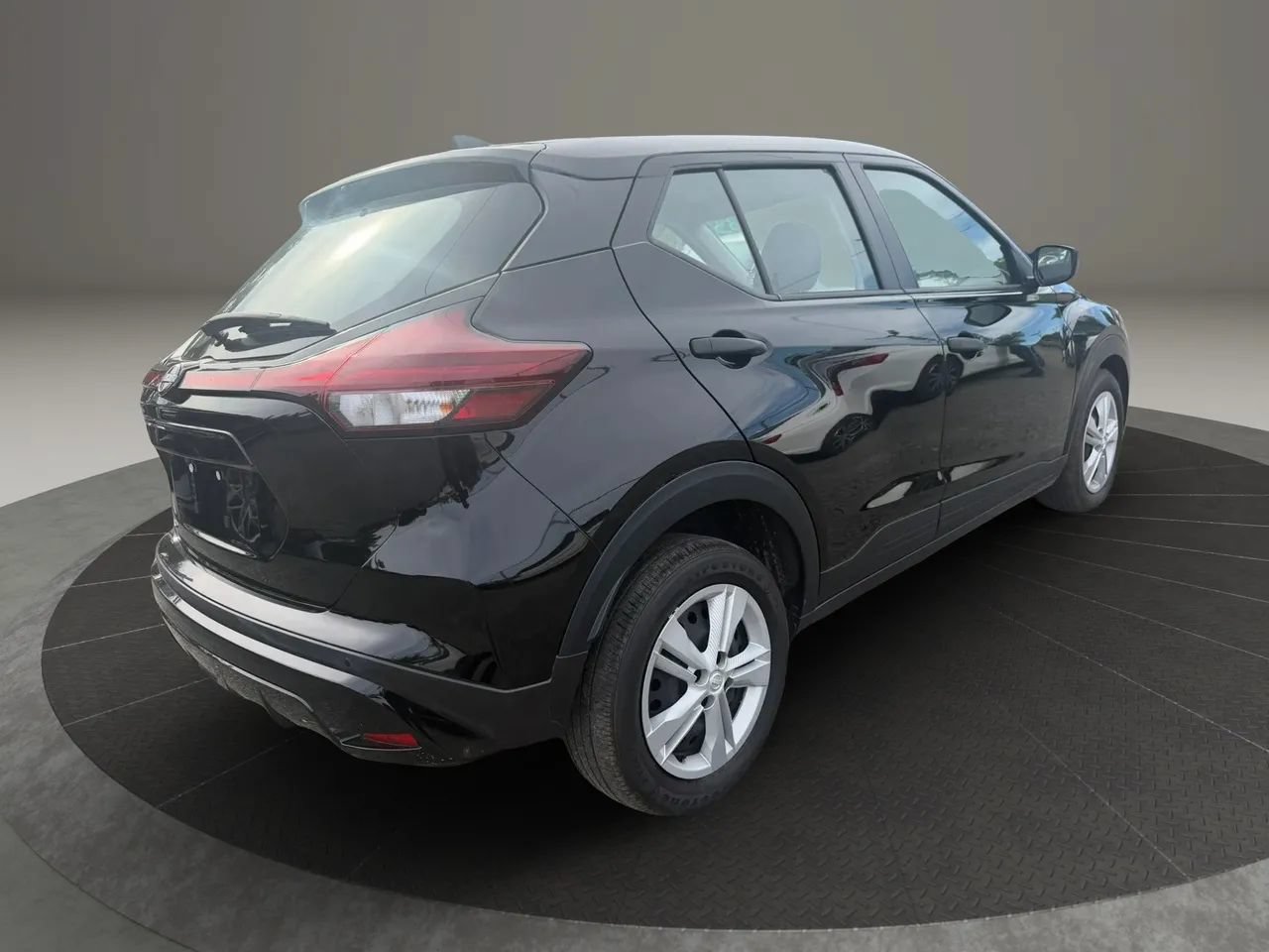 Used 2024 Nissan Kicks S FWD image 5