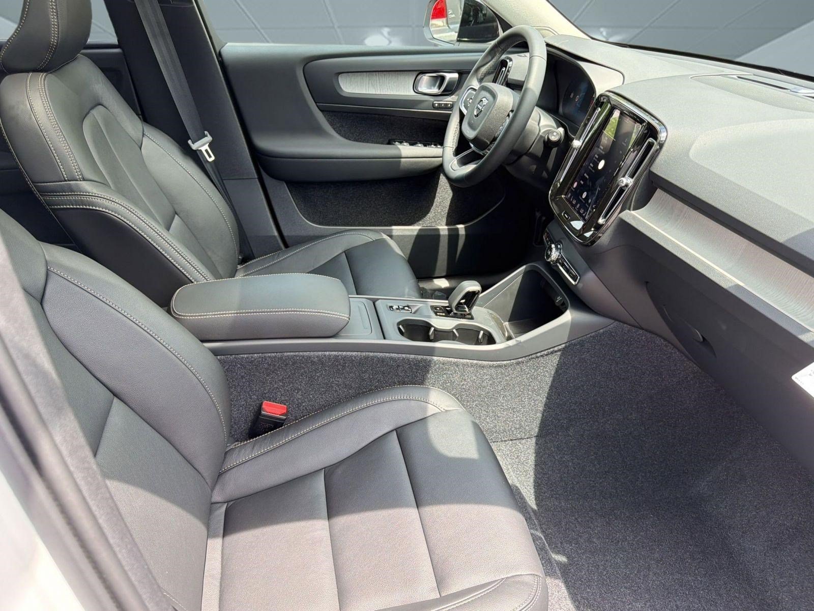 New 2026 Volvo XC40 B4 Core w/ Protection Package FWD image 30
