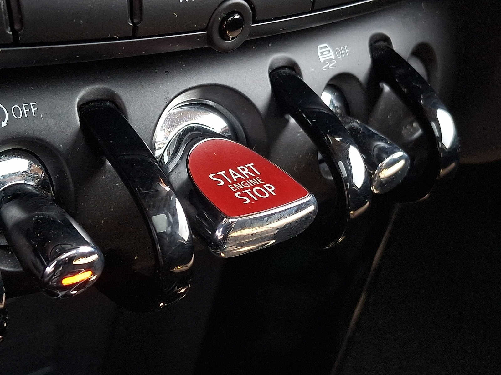 Used 2024 MINI Cooper 2-Door Hardtop FWD image 22
