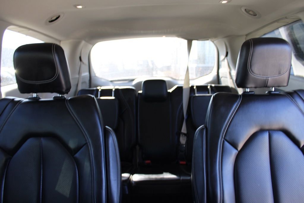 Used 2023 Chrysler Pacifica Touring-L image 27