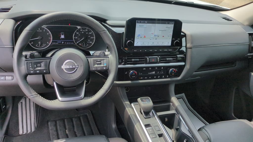 Used 2025 Nissan Pathfinder SL FWD image 17
