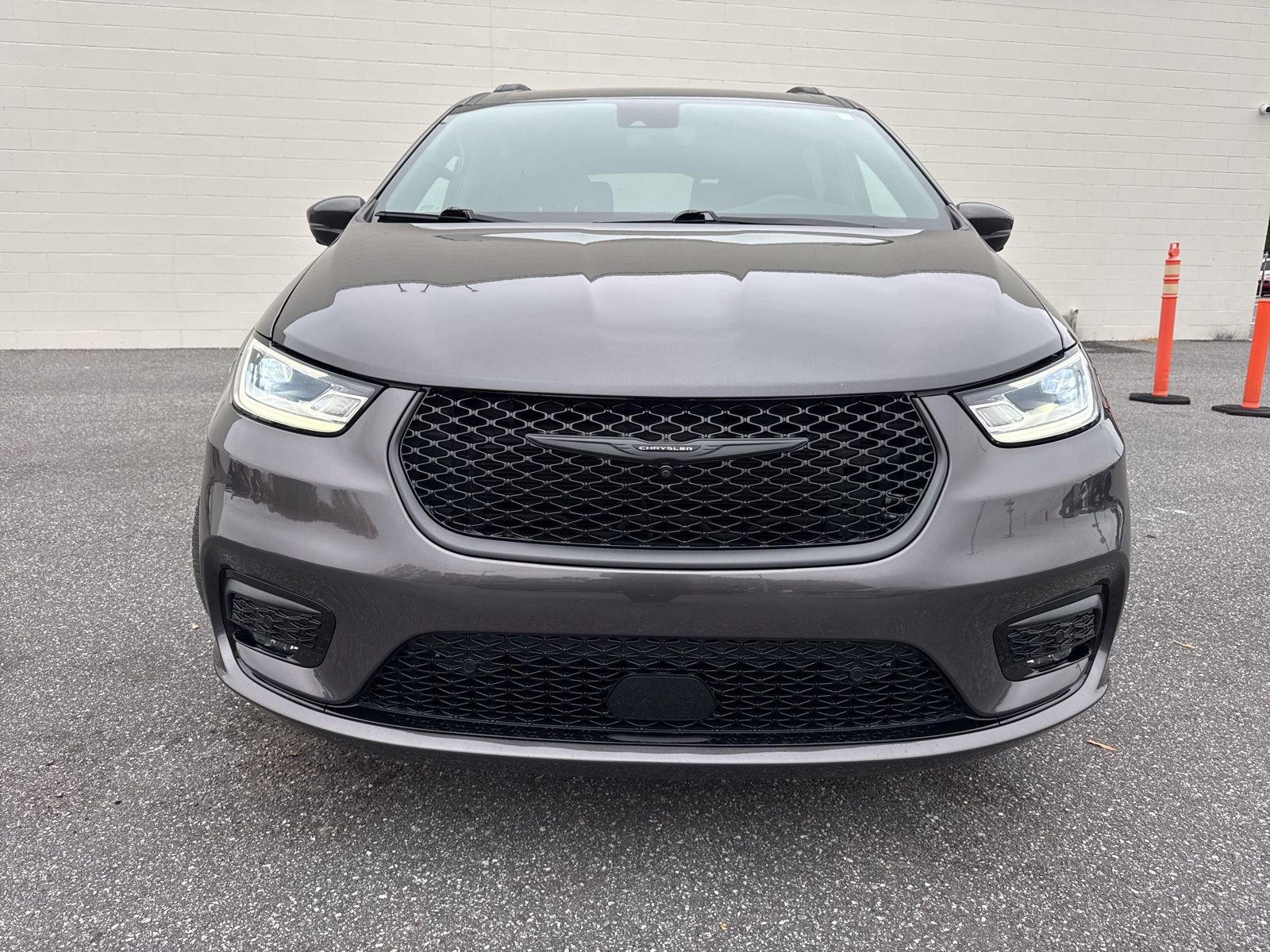 Used 2023 Chrysler Pacifica Touring-L w/ S Appearance Package image 2