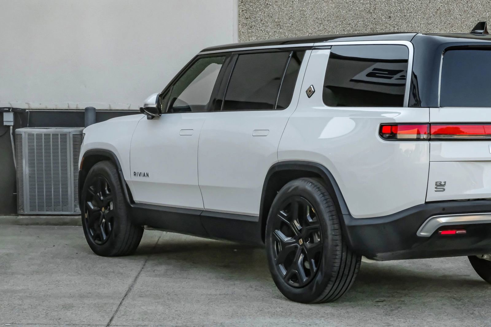 Used 2024 Rivian R1S Adventure image 17