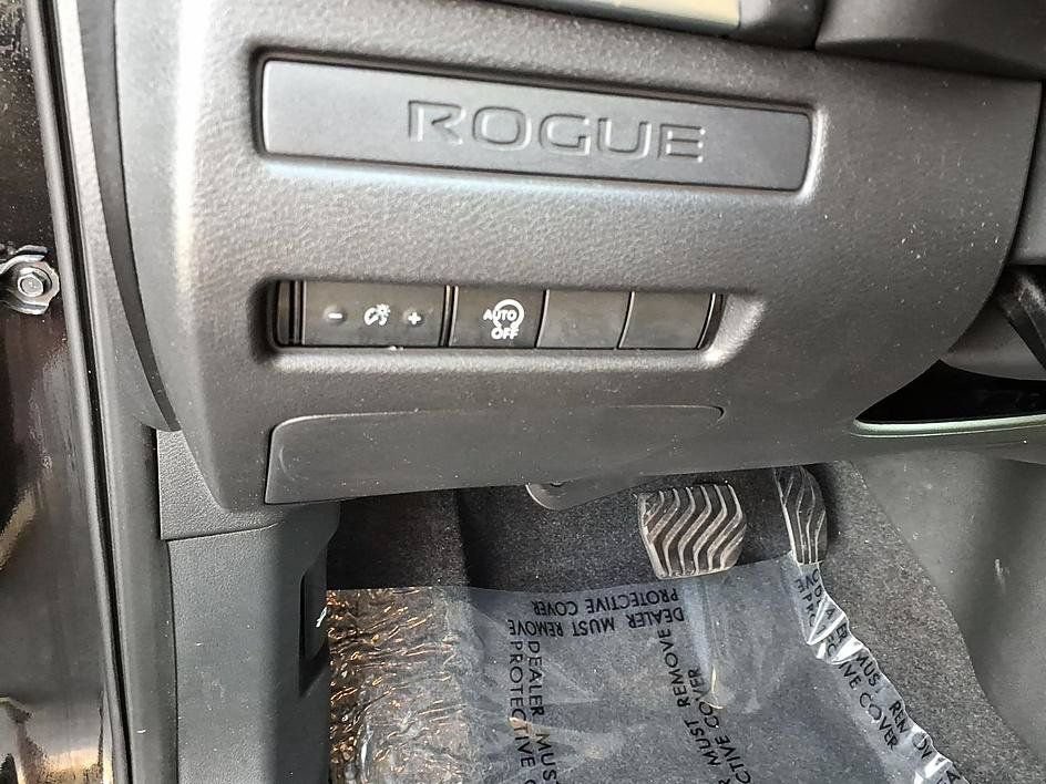 Used 2023 Nissan Rogue S AWD/4WD image 12