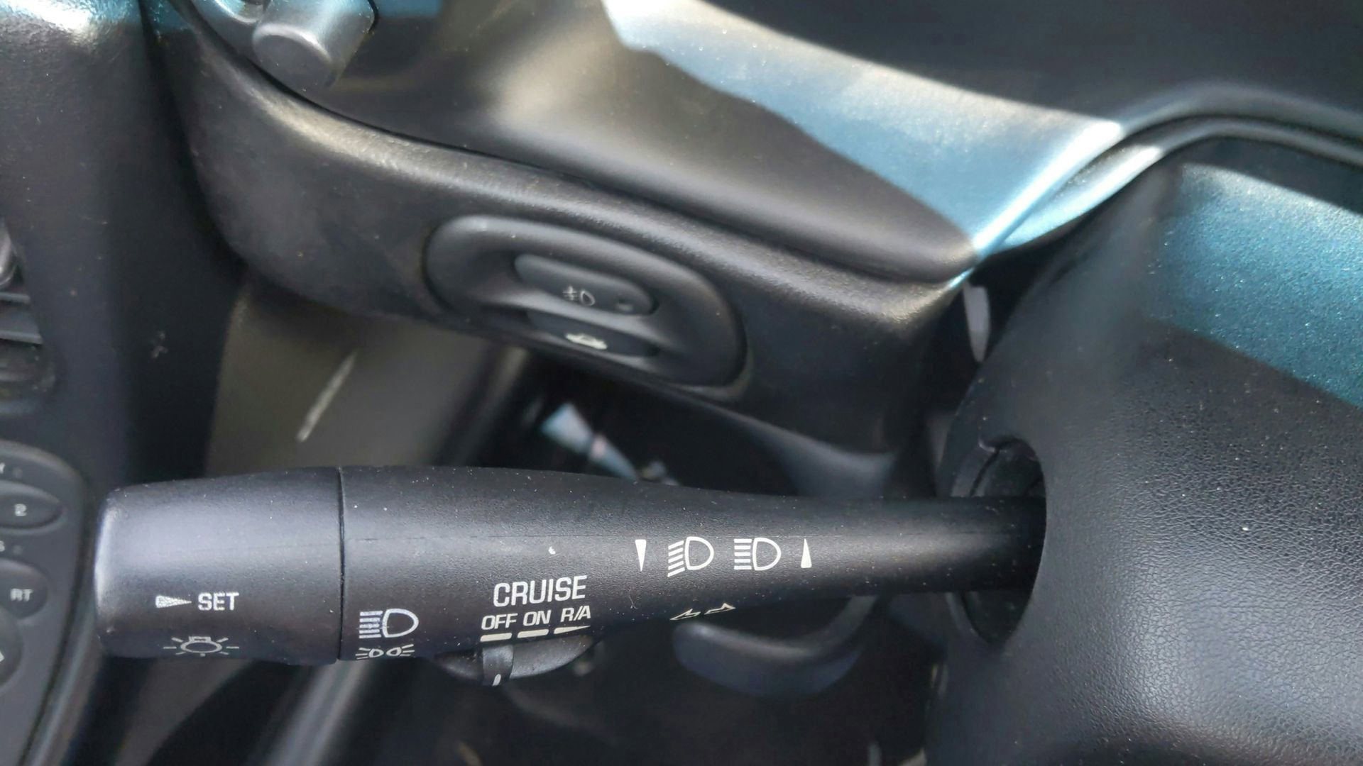 Used 1998 Chevrolet Corvette Coupe w/ Performance Handling Pkg image 31