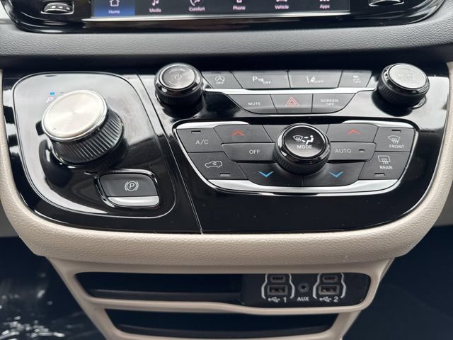 Used 2024 Chrysler Pacifica Touring-L FWD image 9