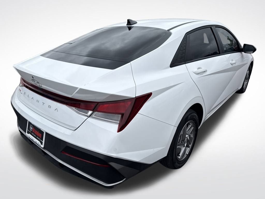 Used 2025 Hyundai Elantra SE image 5