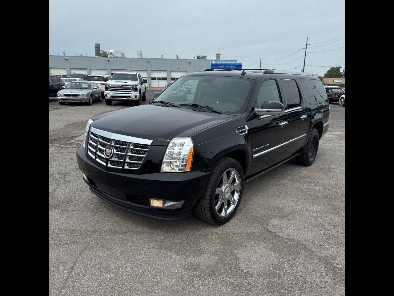 Used 2012 Cadillac Escalade ESV Luxury AWD/4WD image 2