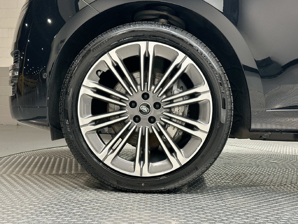 Certified 2025 Land Rover Range Rover SE AWD/4WD image 17
