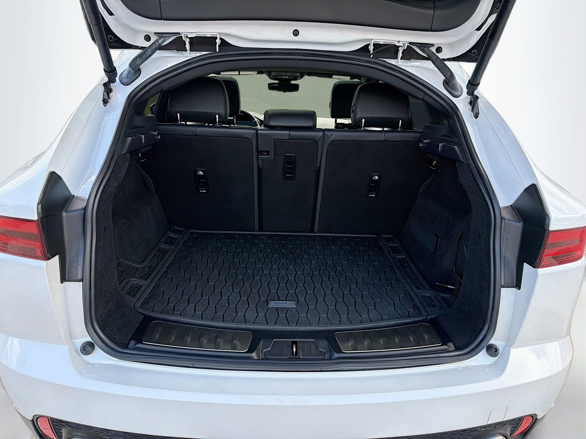 Used 2022 Jaguar E-PACE SE image 12