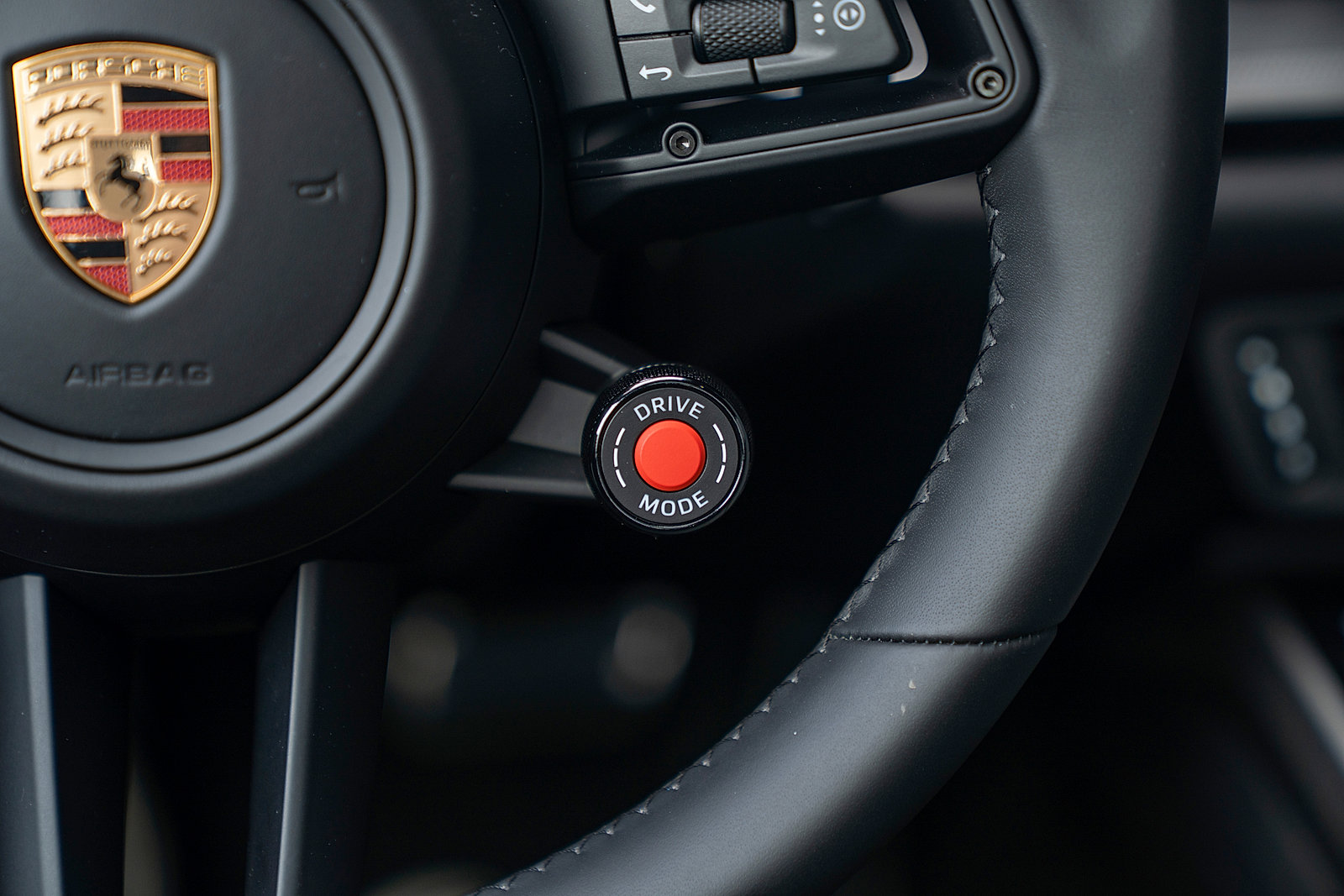 Certified 2025 Porsche 911 Carrera image 9