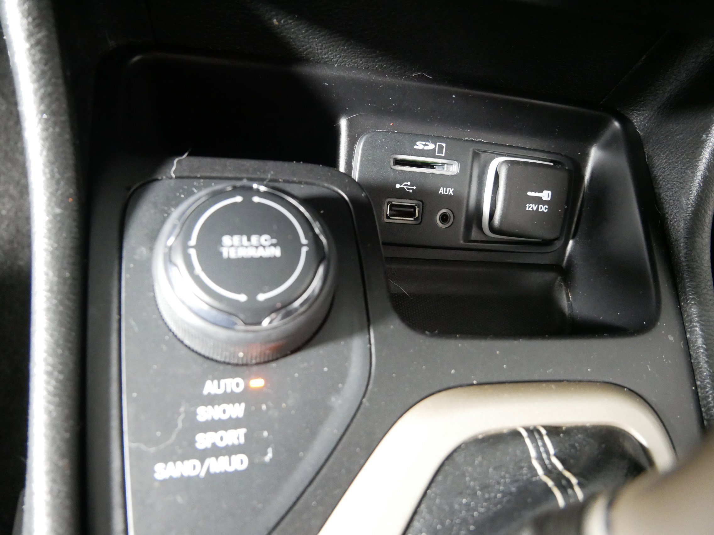 Used 2015 Jeep Cherokee Latitude w/ Comfort/Convenience Group image 29